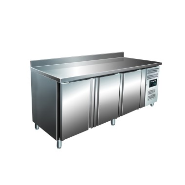 ShopDesChefs - Table réfrigérée  avec 3 portes et dosseret, modèle KYLJA GN 3200 TN