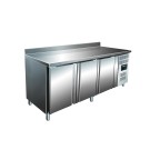 ShopDesChefs - Table réfrigérée  avec 3 portes et dosseret, modèle KYLJA GN 3200 TN