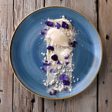 Assiette triangulaire Stonecast bleu bleuet 26,5 cm - Finedine