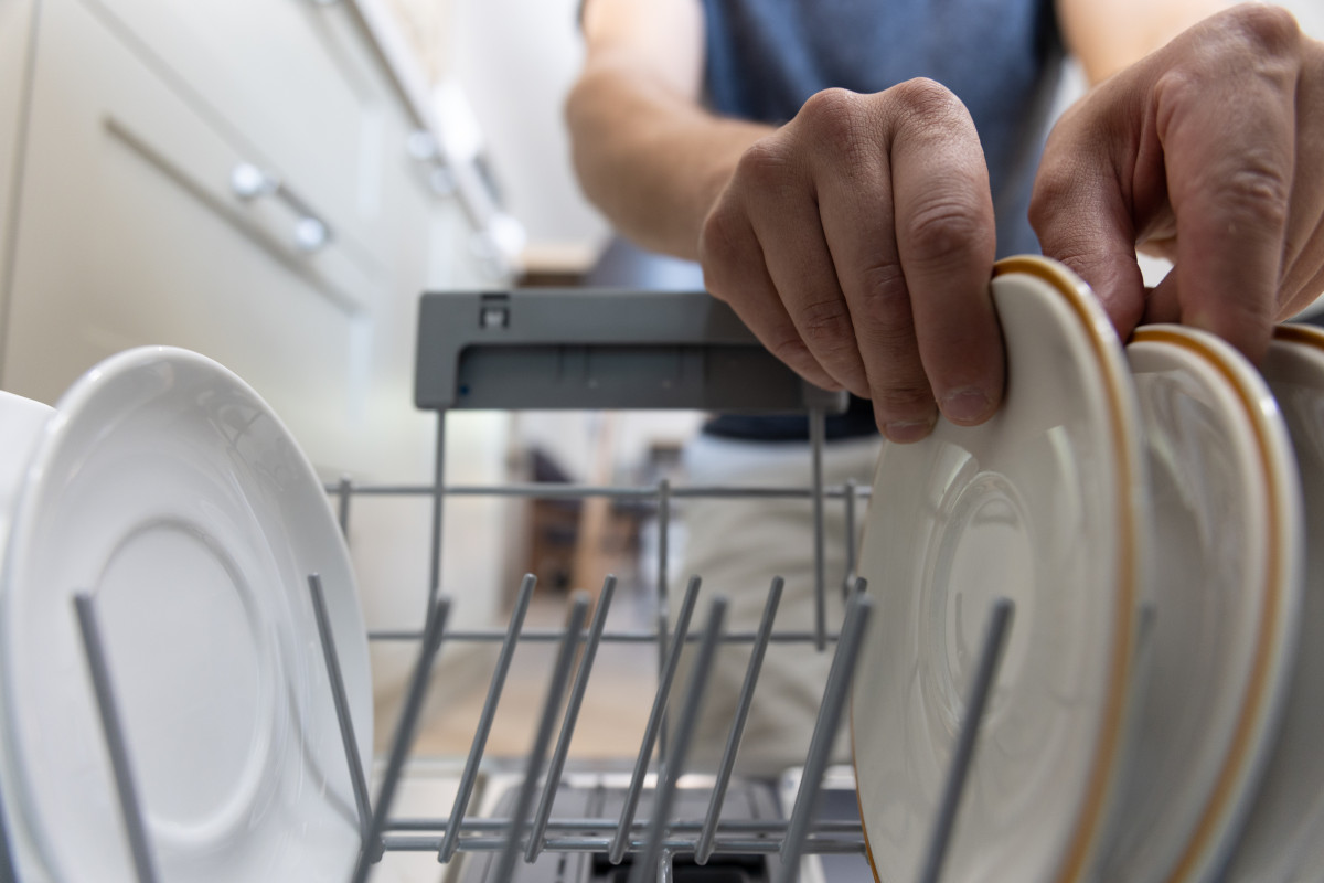 Guide étape par étape pour nettoyer un lave-vaisselle professionnel